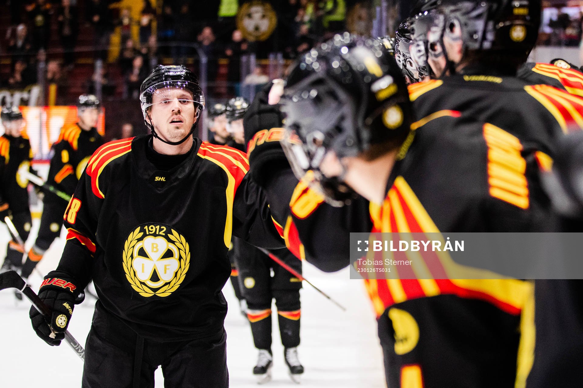 Brynäs Johannes Kinnvall jublar med lagkamrater