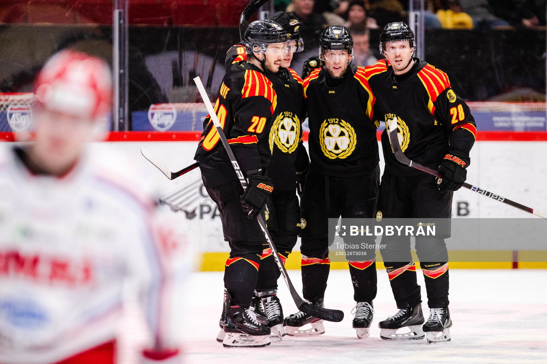 Brynäs Johannes Kinnvall jublar med lagkamrater