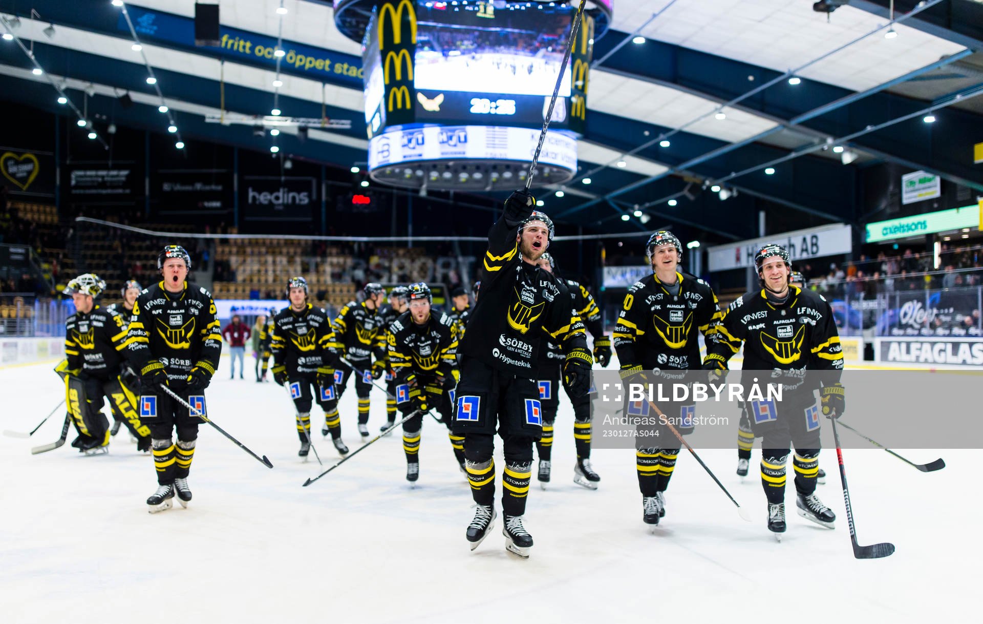 Västerås spelare jublar och tackar publiken