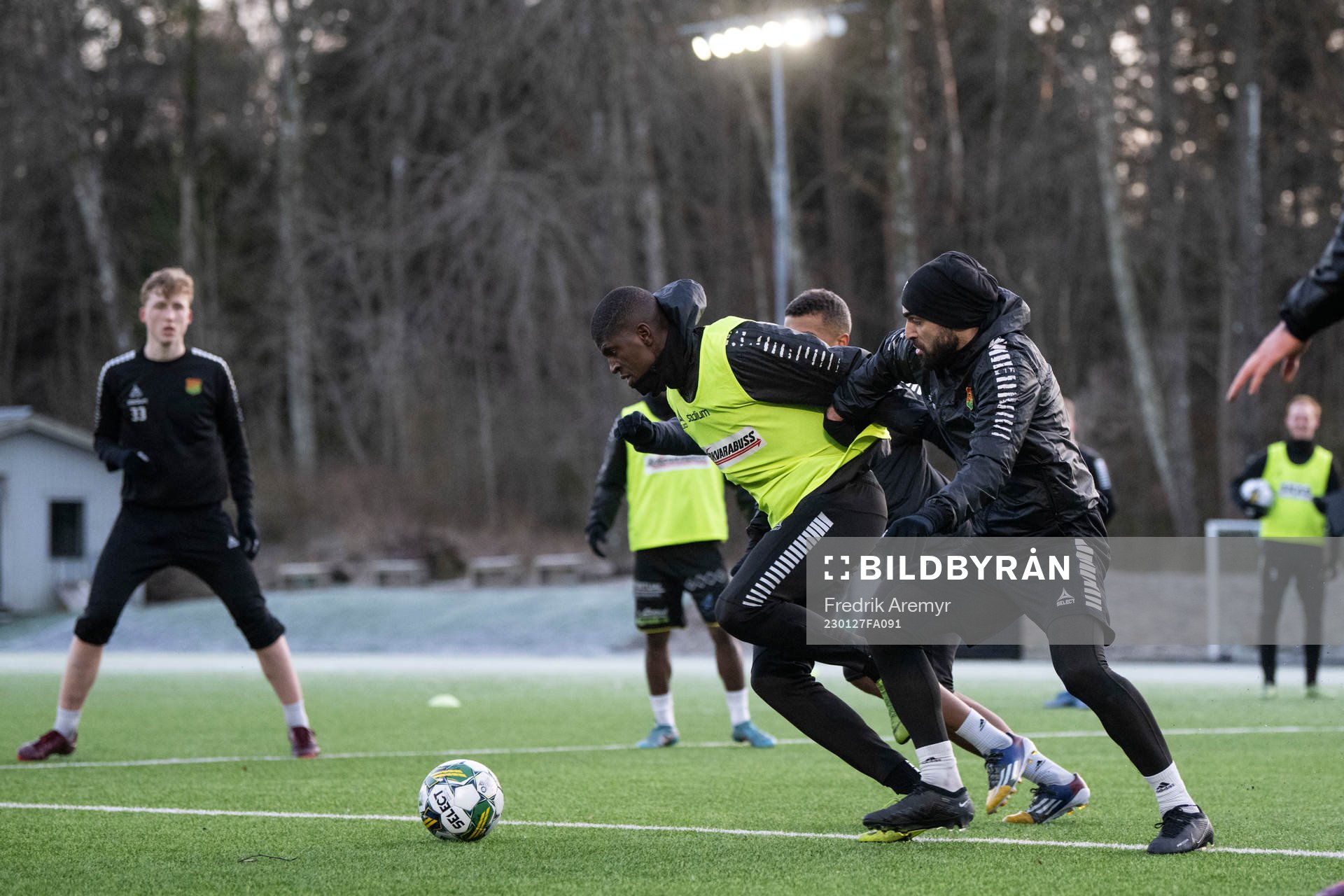 Chisom Chidu och Mervan Celik under en träning med GAIS den 27 januari 2023 i Göteborg. 