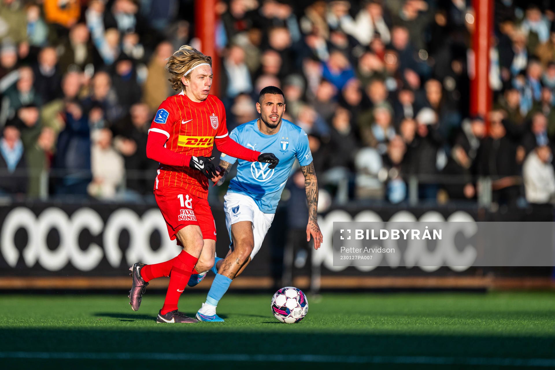 Nordsjällands Mads Bidstrup och Malmö FFs Sergio Pena under träningsmatchen i fotboll mellan Malmö FF och Nordsjälland den 27 januari 2023 i Malmö.