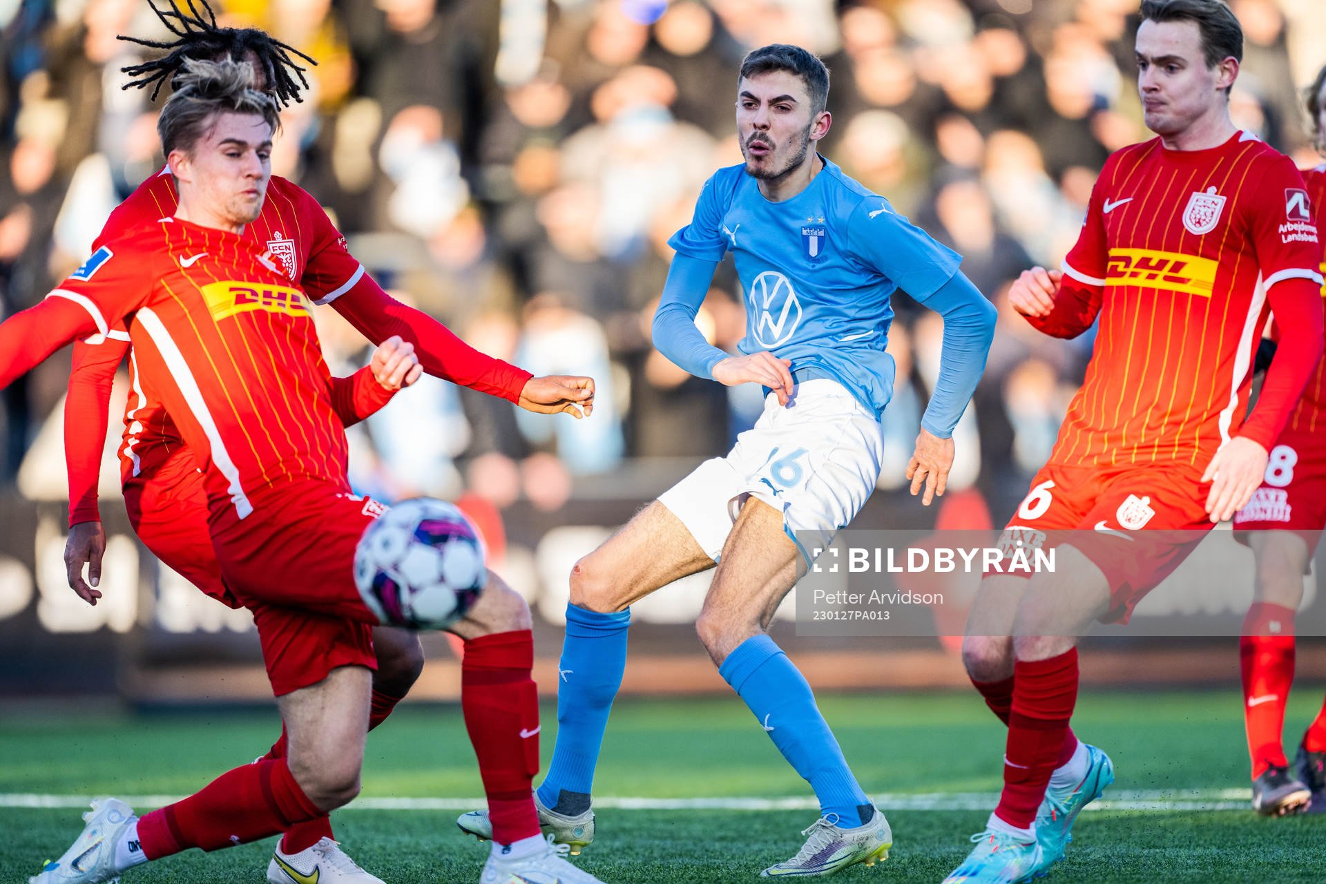 Malmö FFs Patriot Sejdiu skjuter