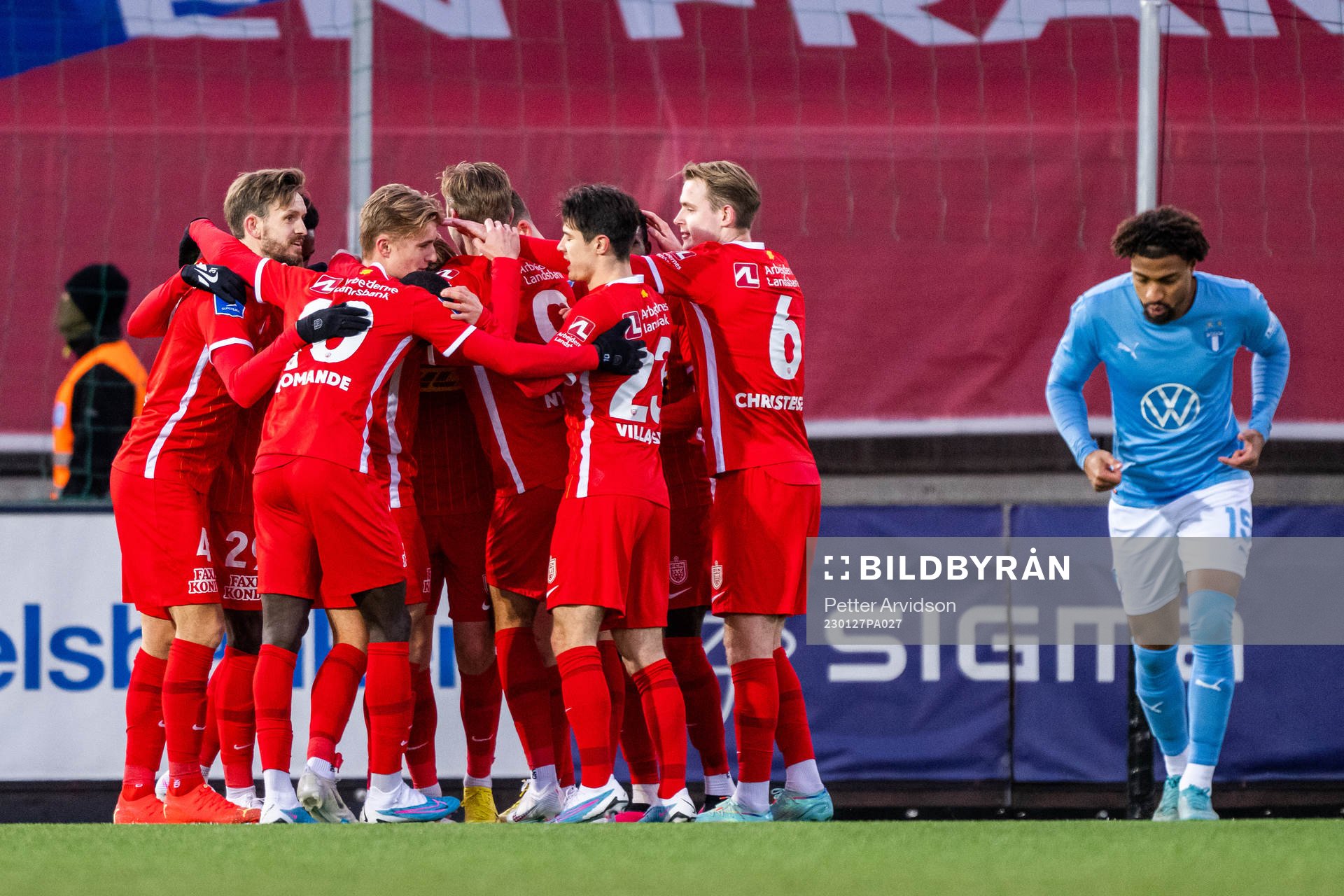 Nordsjällands Daniel Svensson jublar med lagkamrater