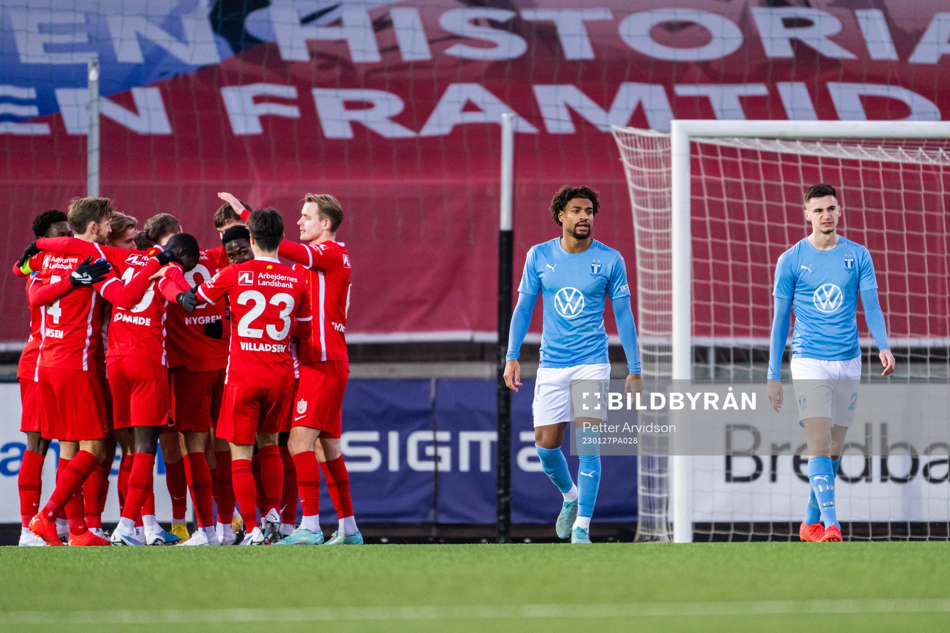 Nordsjällands Daniel Svensson jublar med lagkamrater