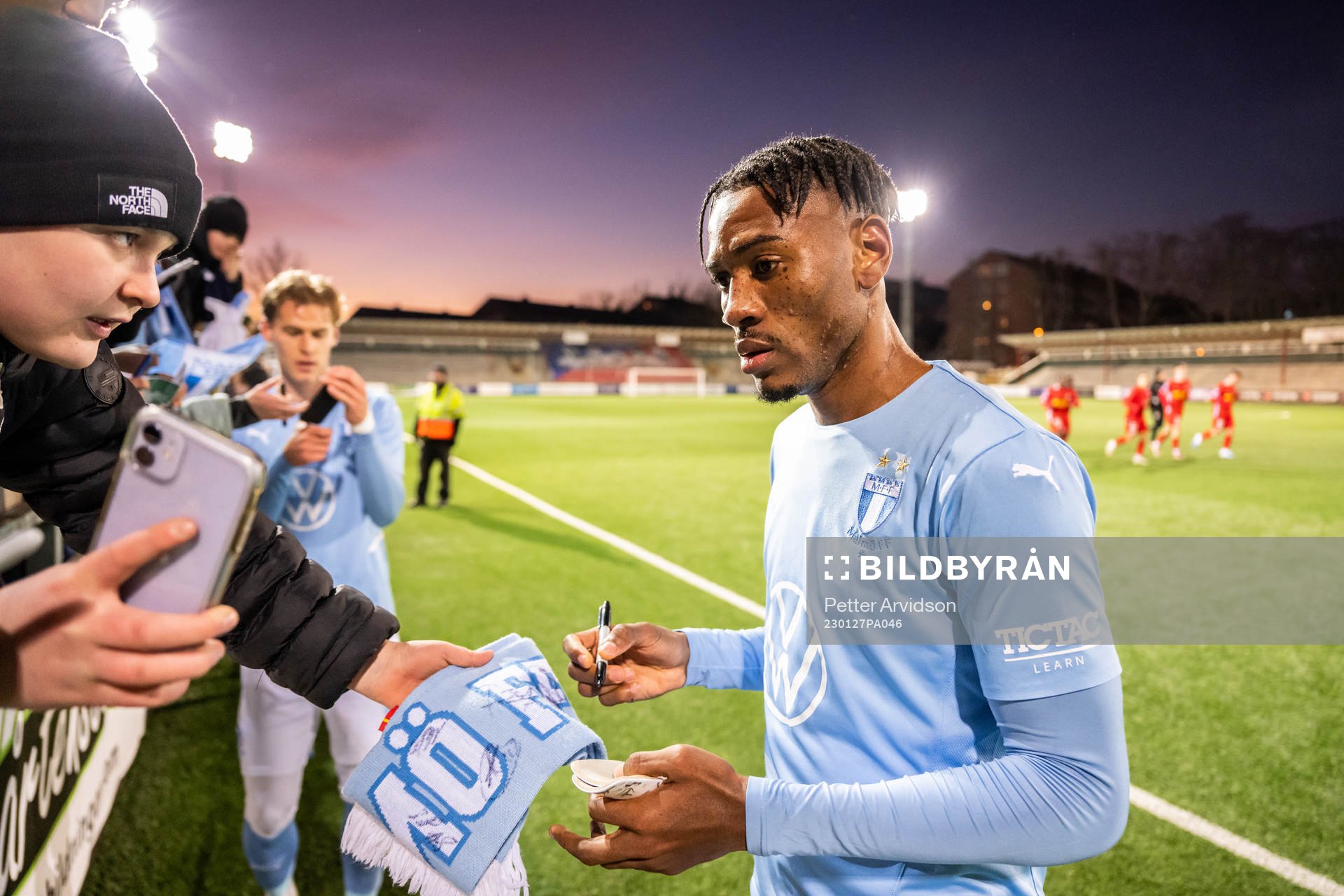 Malmö FFs Samuel Kotto skriver autografer