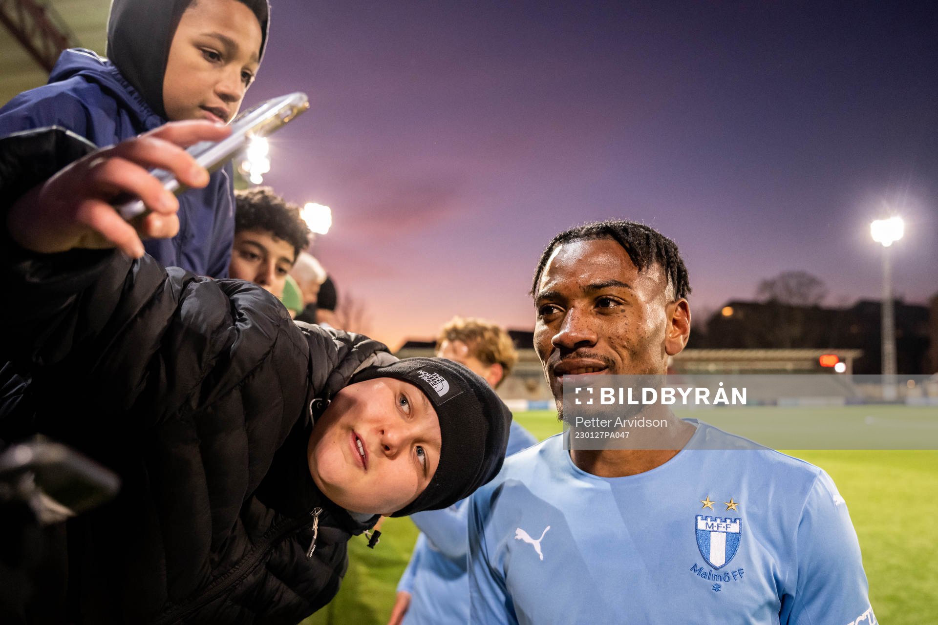 Malmö FFs Samuel Kotto tar selfies med supportrar