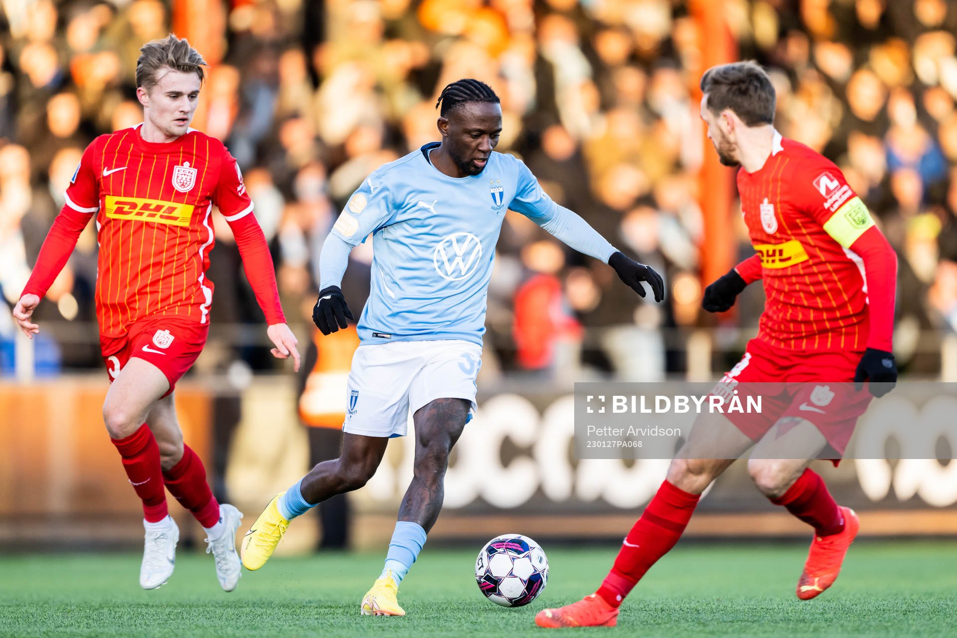 Malmö FFs Mohamed Buya Turay och Nordsjällands Martin Frese under träningsmatchen i fotboll mellan Malmö FF och Nordsjälland den 27 januari 2023 i Malmö.