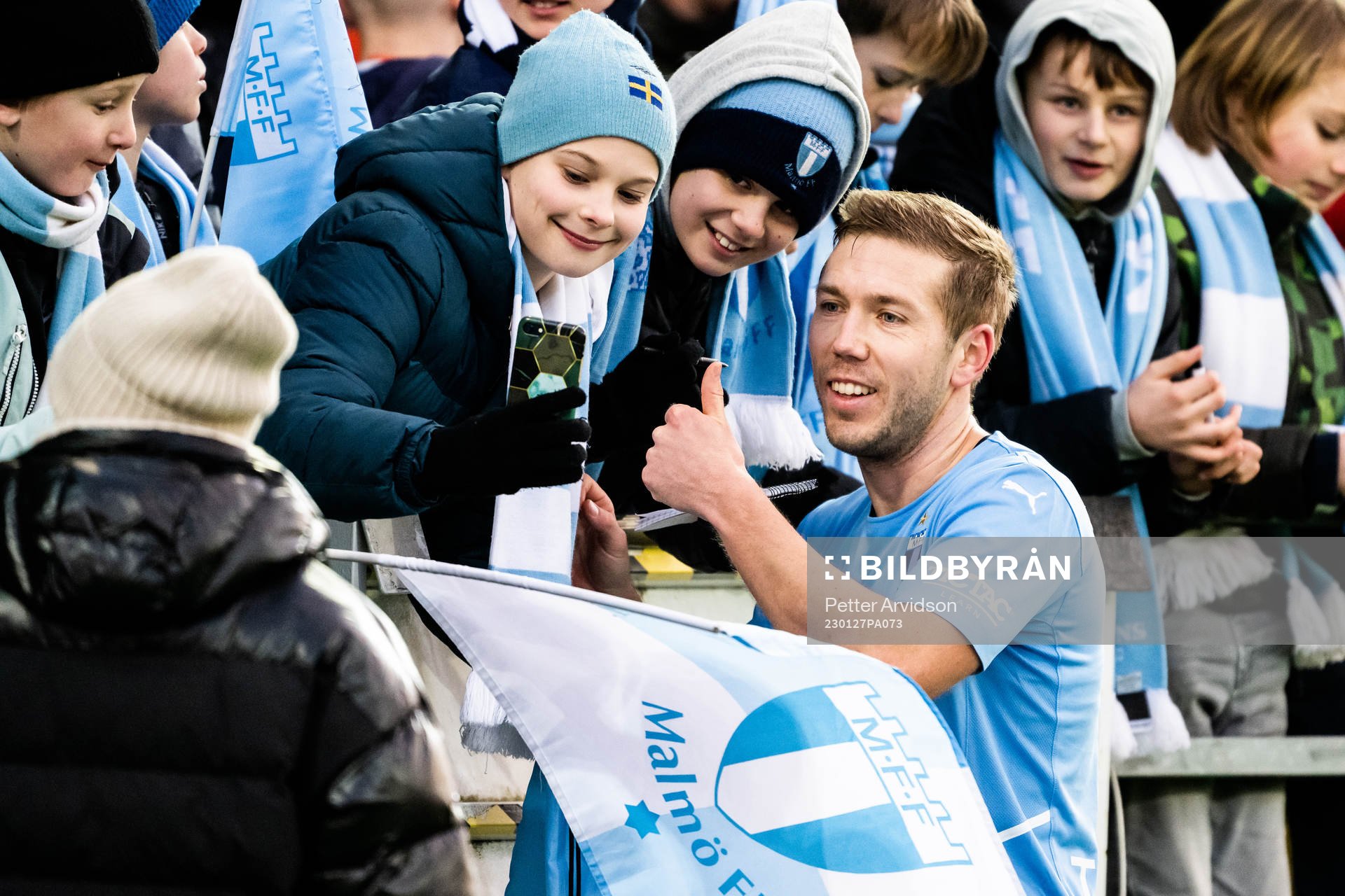 Malmö FFs Anton Tinnerholm tar selfies med supportrar