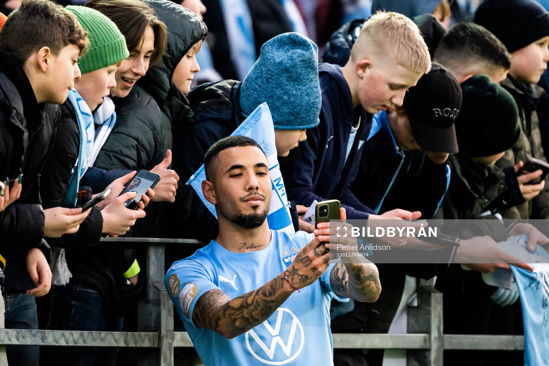 Malmö FFs Sergio Pena tar selfies med supportrar