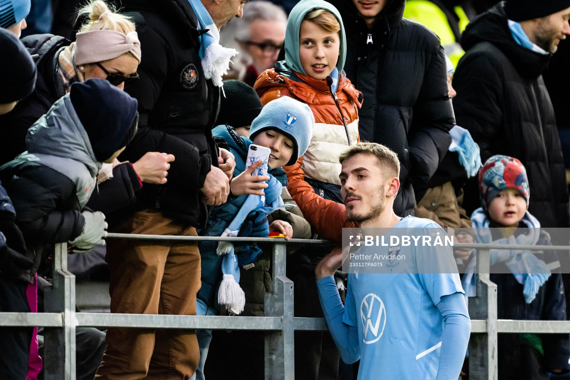 Malmö FFs Patriot Sejdiu tar selfies med supportrar