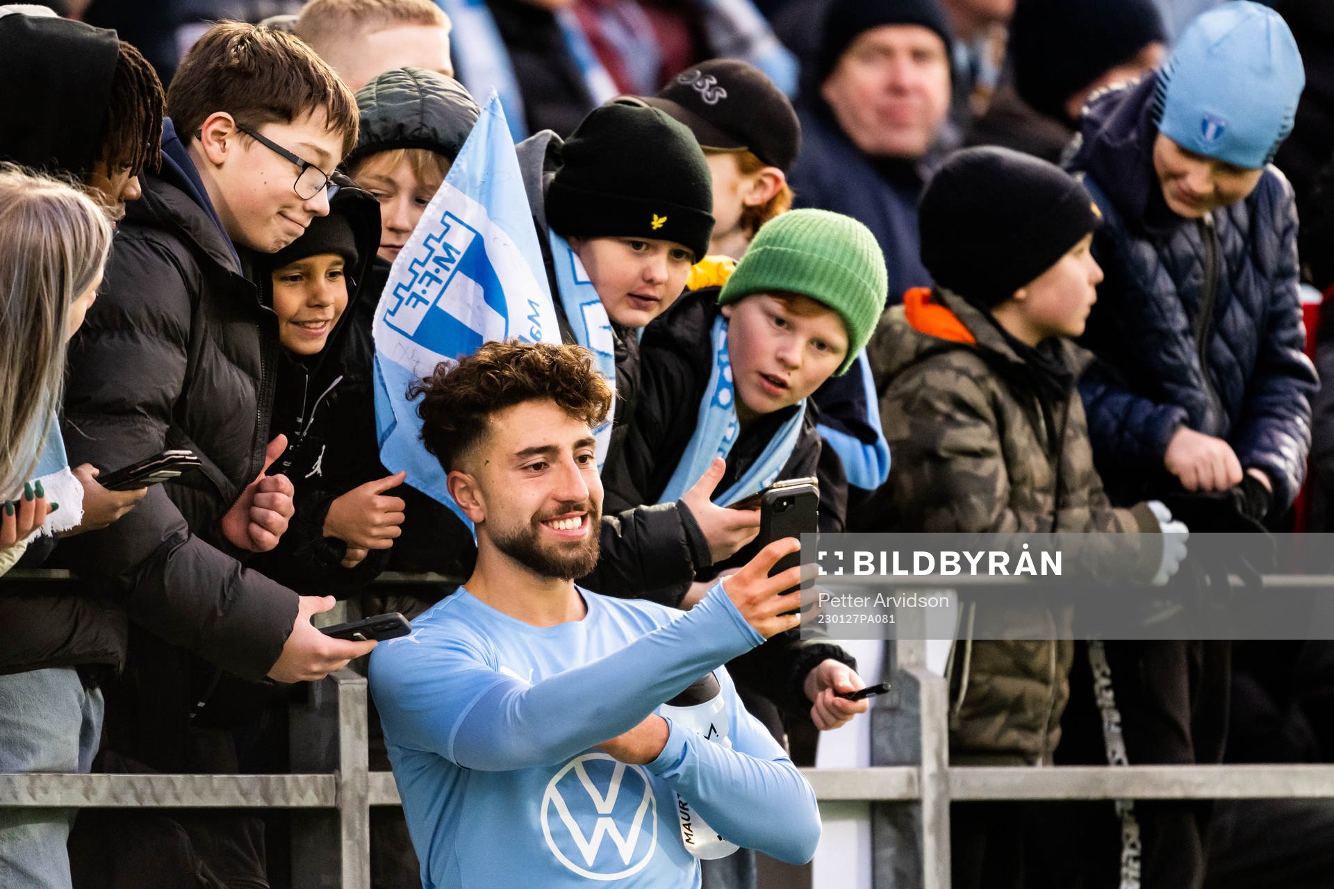 Malmö FFs Moustafa Zeidan tar selfies med supportrar
