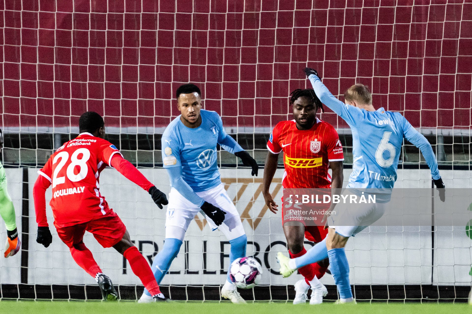 Malmö FFs Martin Olsson och Oscar Lewicki mot