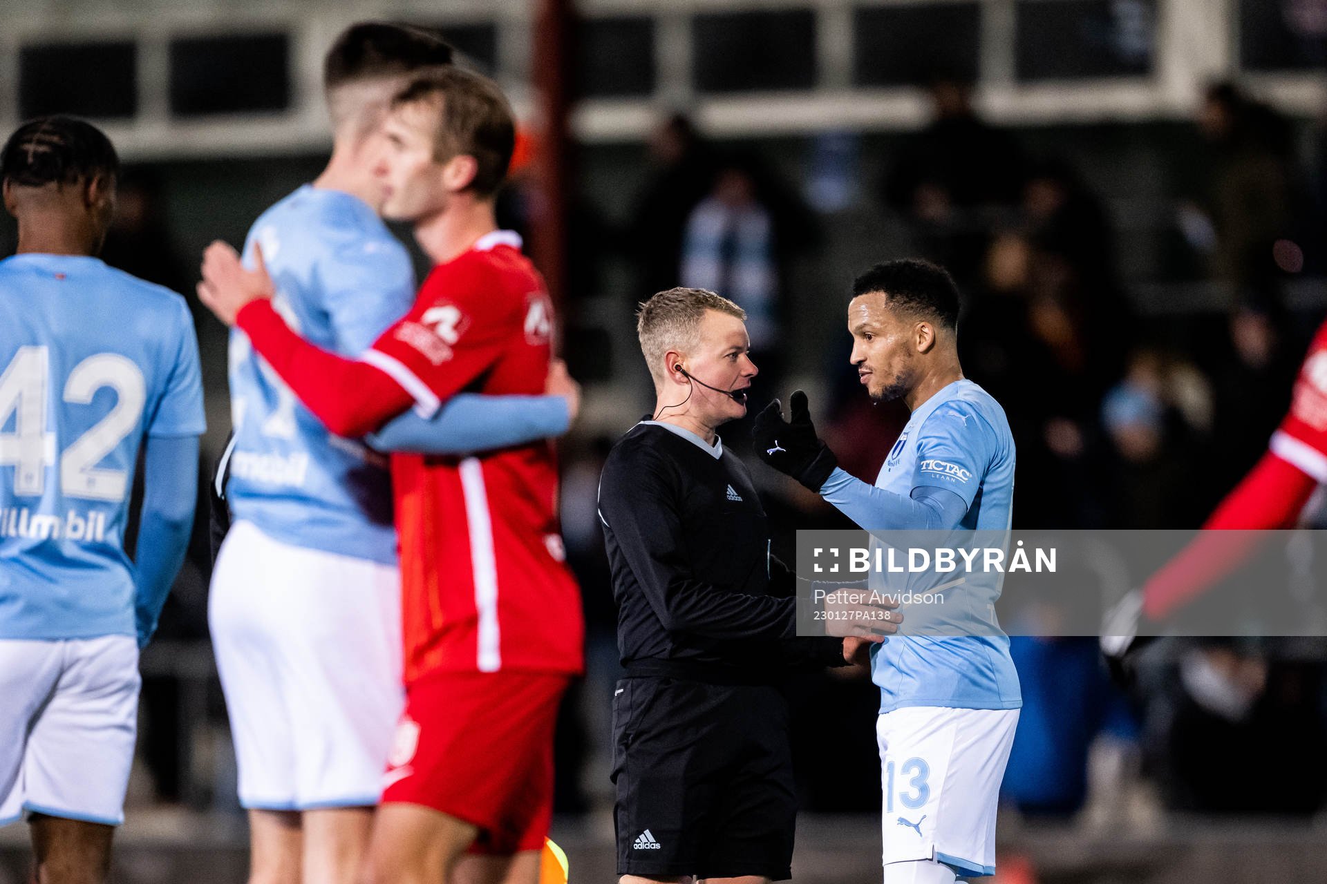Malmö FFs Martin Olsson i samtal med domare Fredrik Klitte