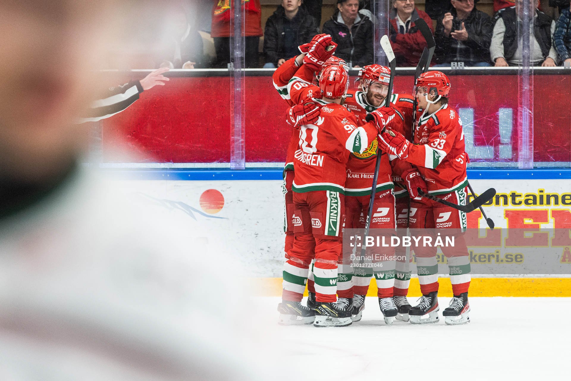 Moras Johan Persson jublar med lagkamrater