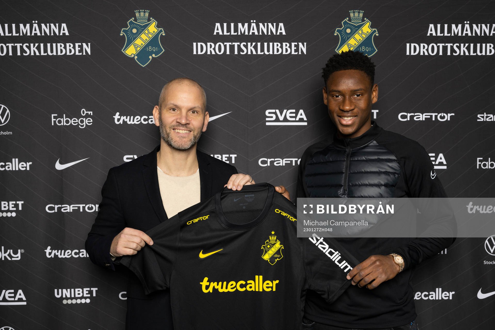 Lamine Fanne Dabo poserar för porträtt med AIK sportchef Manuel Lindberg i samband med att han presenterats som nyförvärv av AIK den 27 januari 2023 i Stockholm.