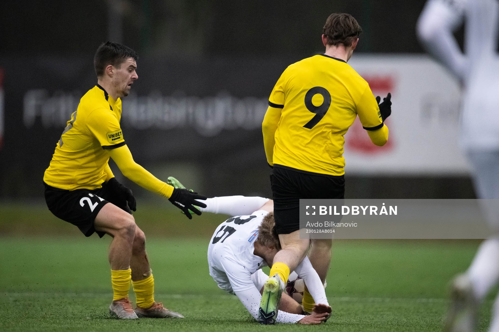 Helsingborgs Thomas Roberts slår i Mjällbys Albin Mörfelt