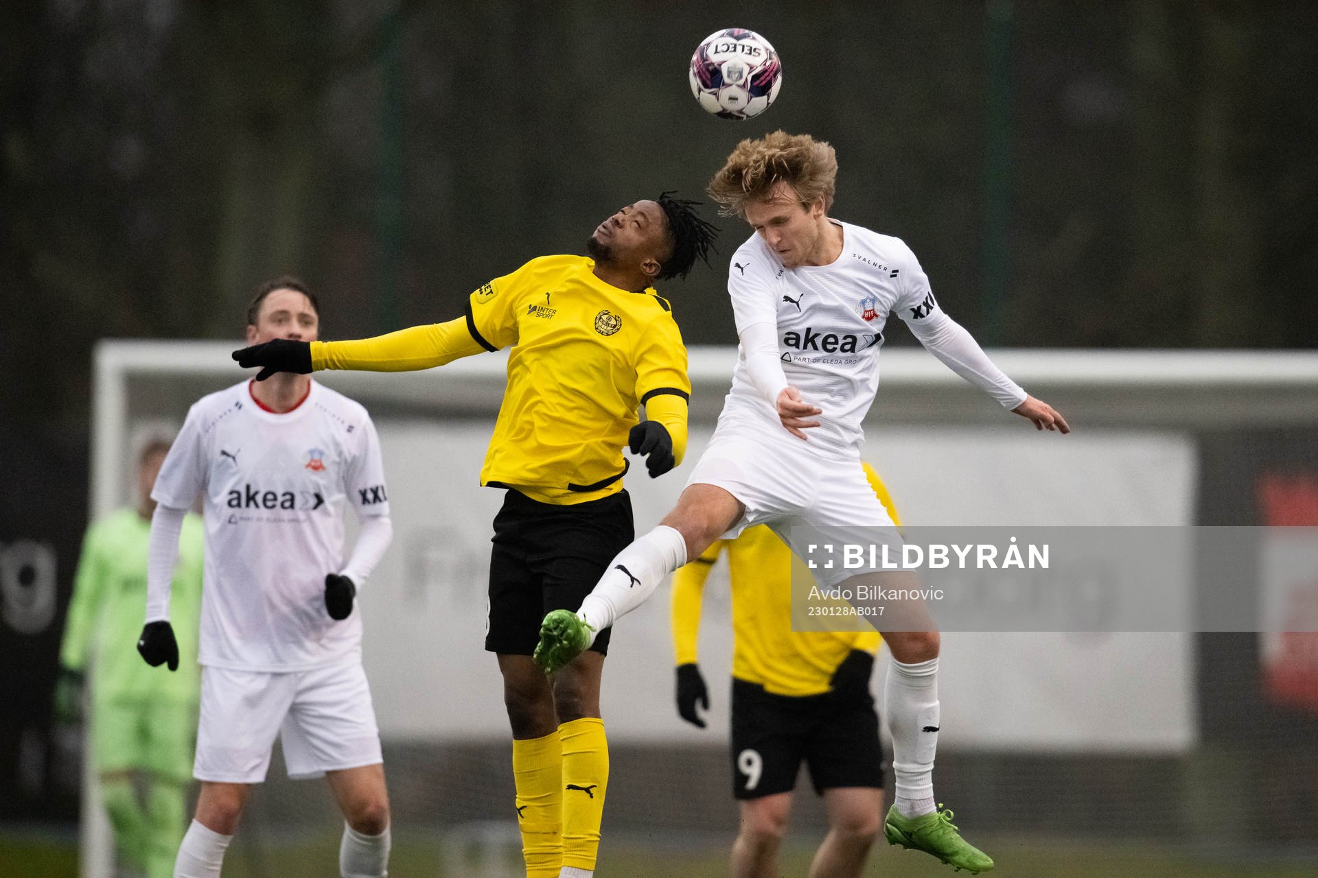 Helsingborgs Thomas Roberts  i nickduell mot Mjällbys