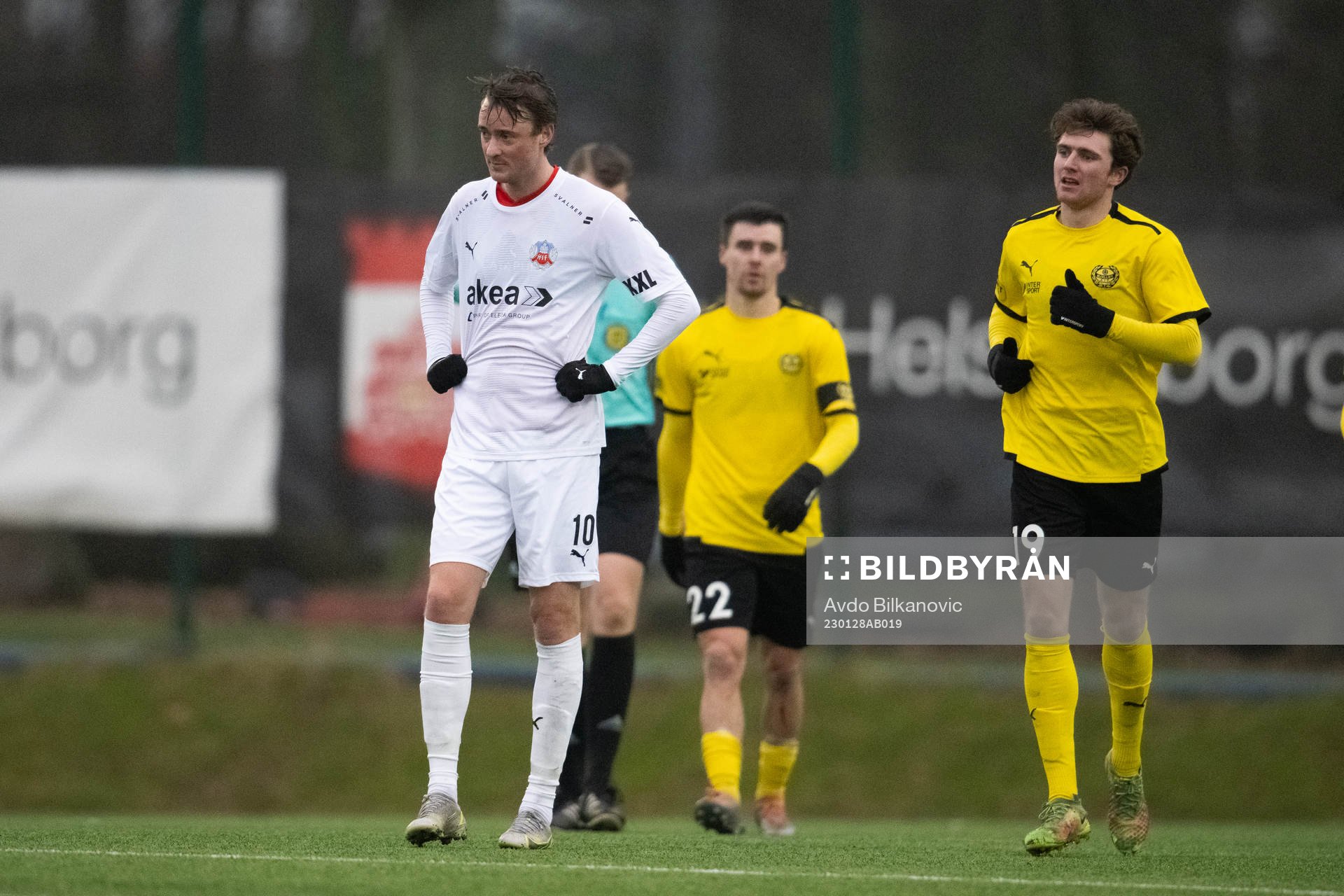Helsingborgs Rasmus Jönsson deppar medan Mjällbys spelare