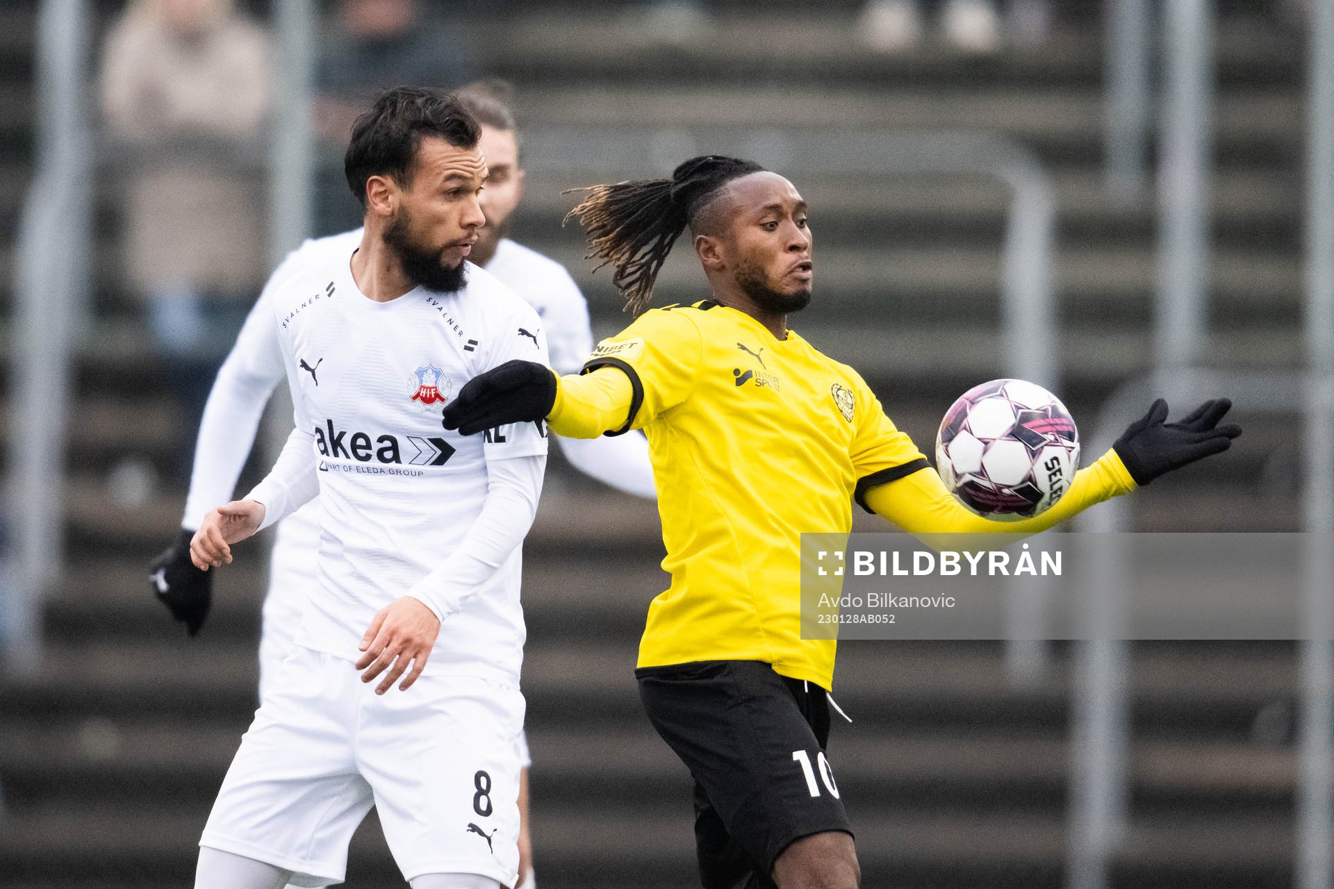 Helsingborgs Sumar Almadjed och Mjällbys Mamudu Moro