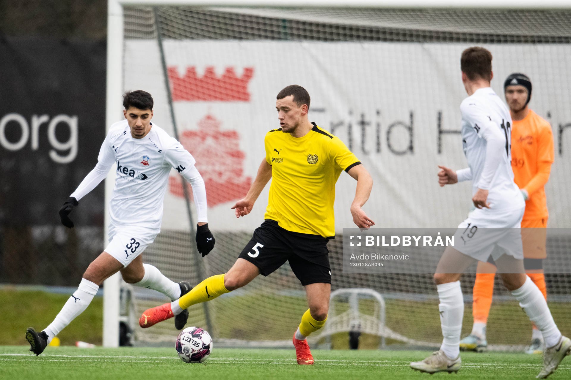 Helsingborgs Amar Muhsin jagar Mjällbys Jetmir Haliti