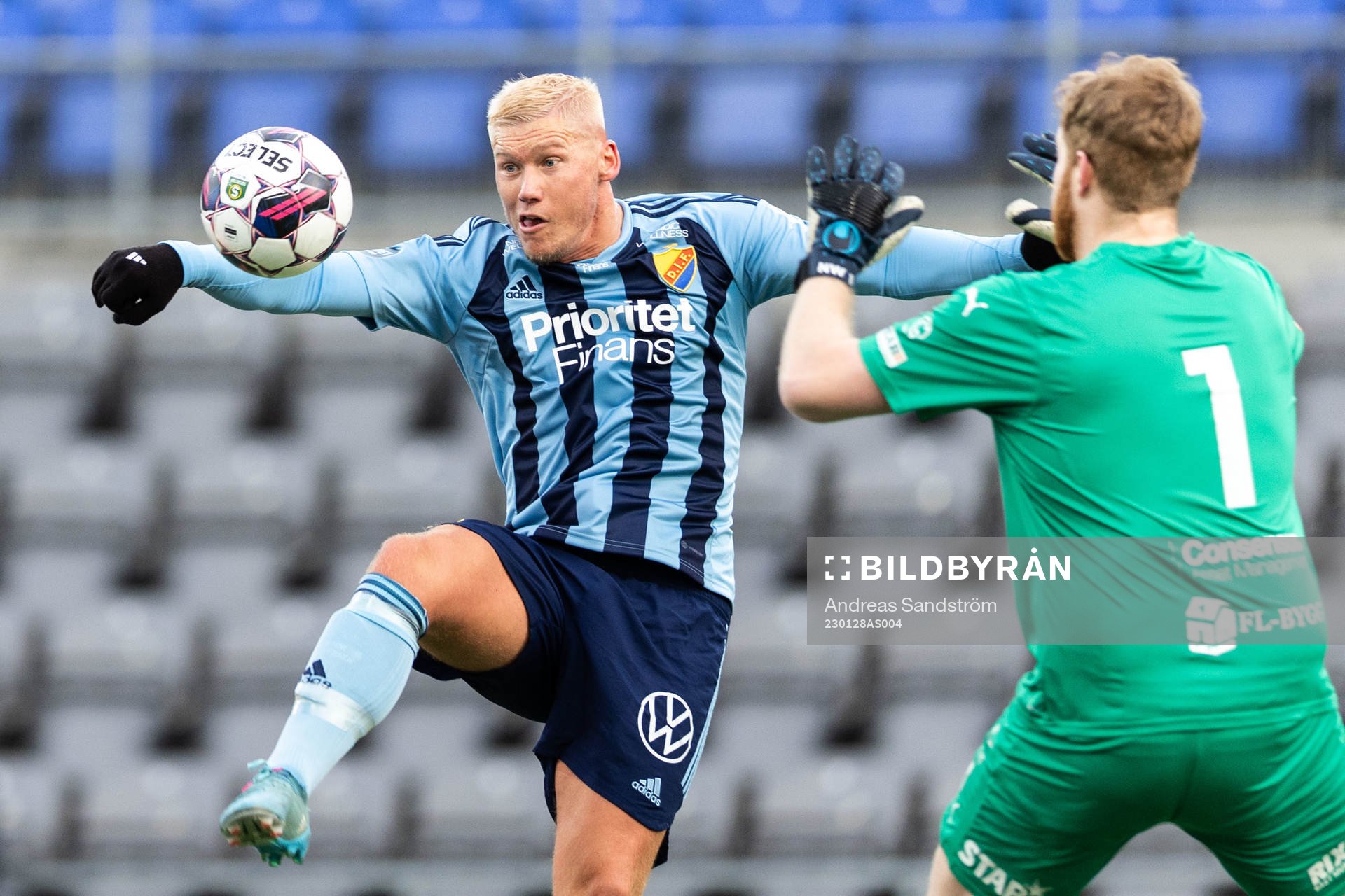 Djurgårdens Victor Edvardsen och AFC Eskilstunas målvakt
