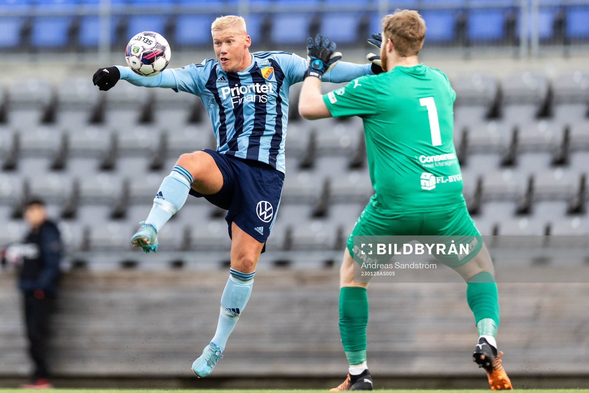 Djurgårdens Victor Edvardsen och AFC Eskilstunas målvakt