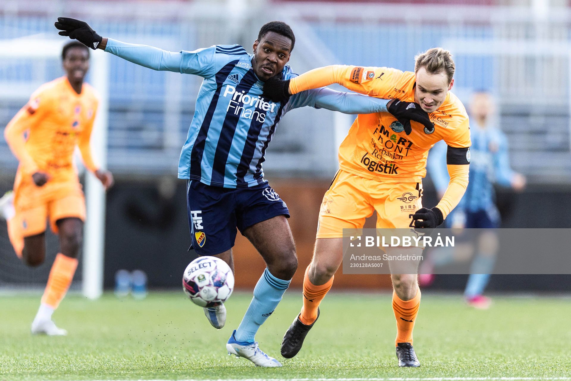 Djurgårdens Joel Asoro och AFC Eskilstunas Robert Åstedt
