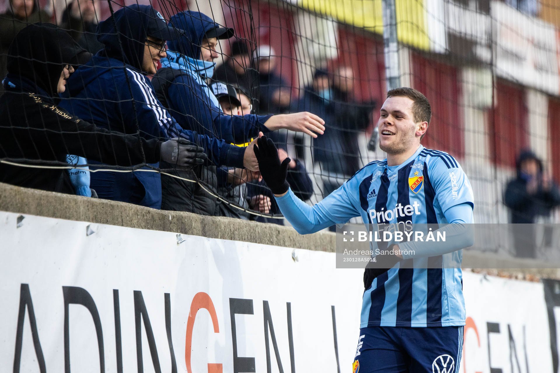 Djurgårdens Jacob Bergström jublar med supportrar