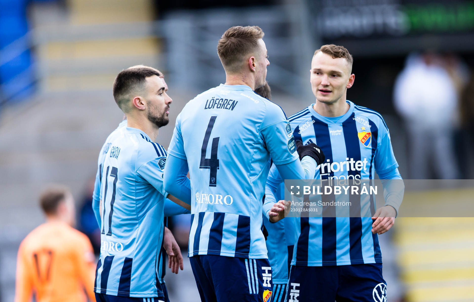 Djurgårdens Jesper Löfgren gör 0-1 och gratuleras av