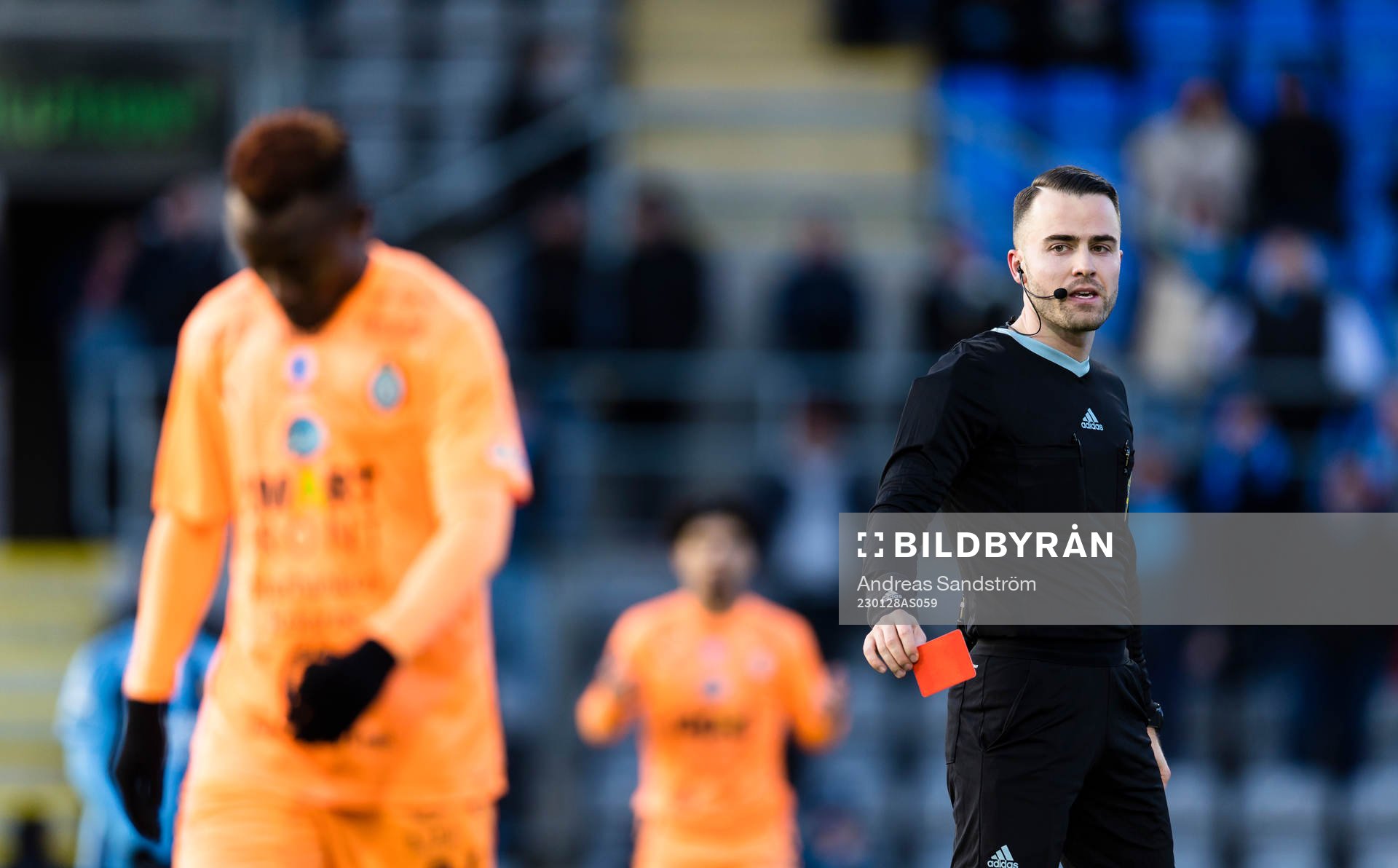 AFC Eskilstunas Aliyu Yakubu får rött kort av domaren