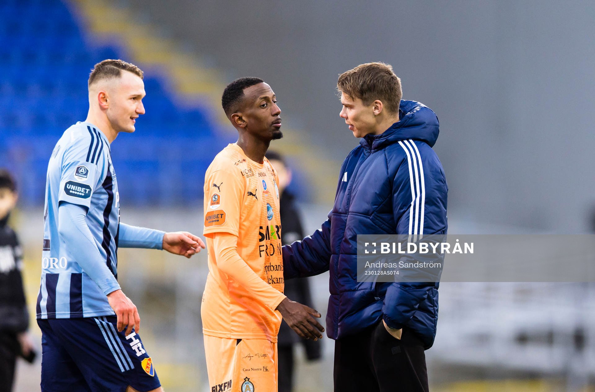 Djurgårdens Elias Andersson hälsar på förra lagkamraten