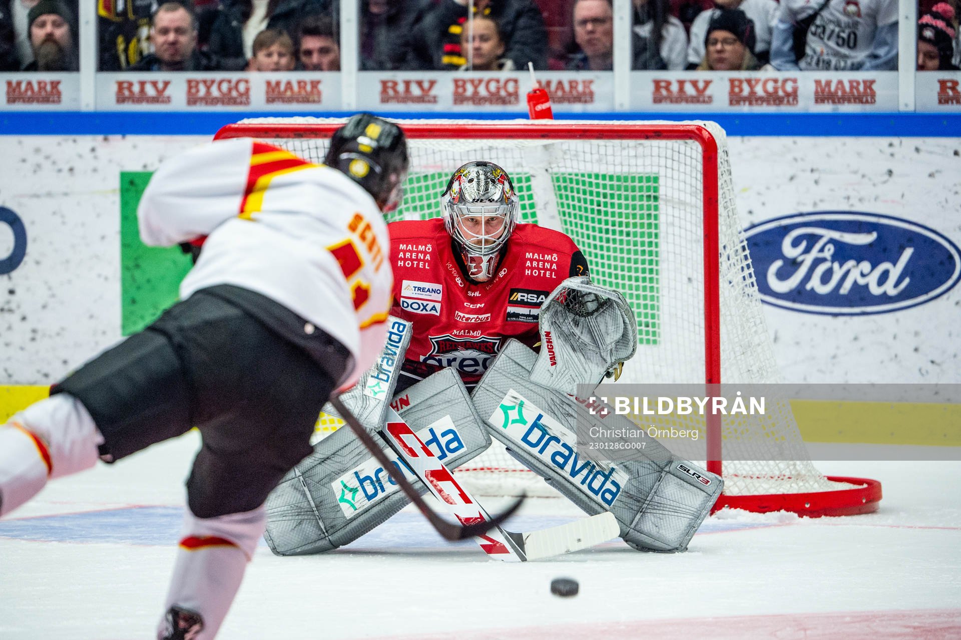 Brynäs Greg Scott mot Malmö Redhawks målvakt Brandon