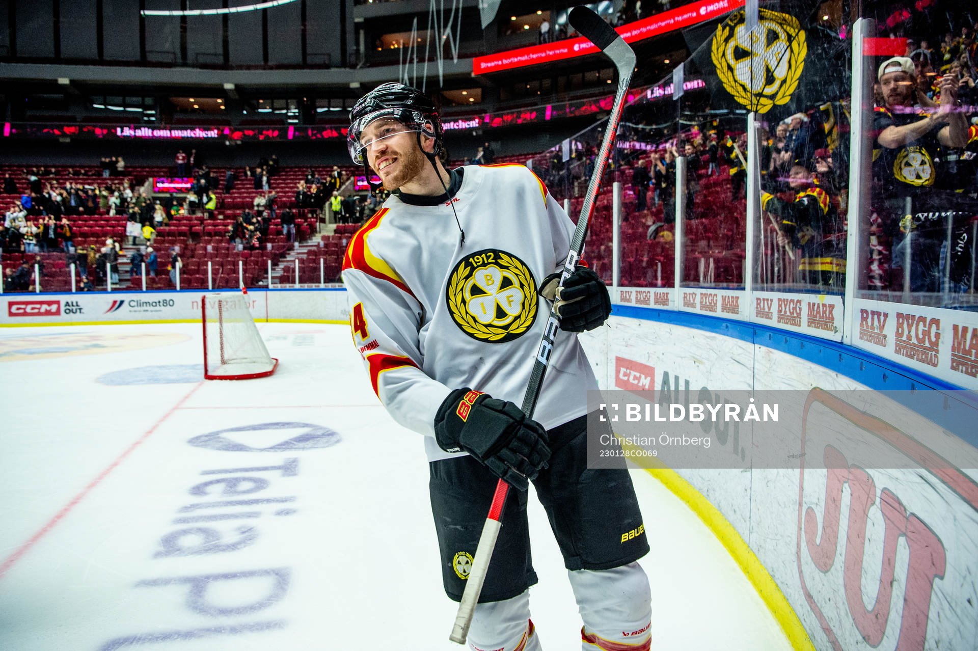Brynäs Oscar Eklind jublar med lagkamraterna
