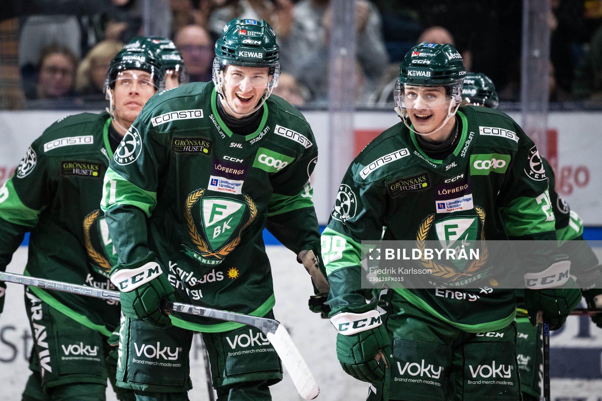 Färjestads Eric Engstrand jublar med Lucas Forsell