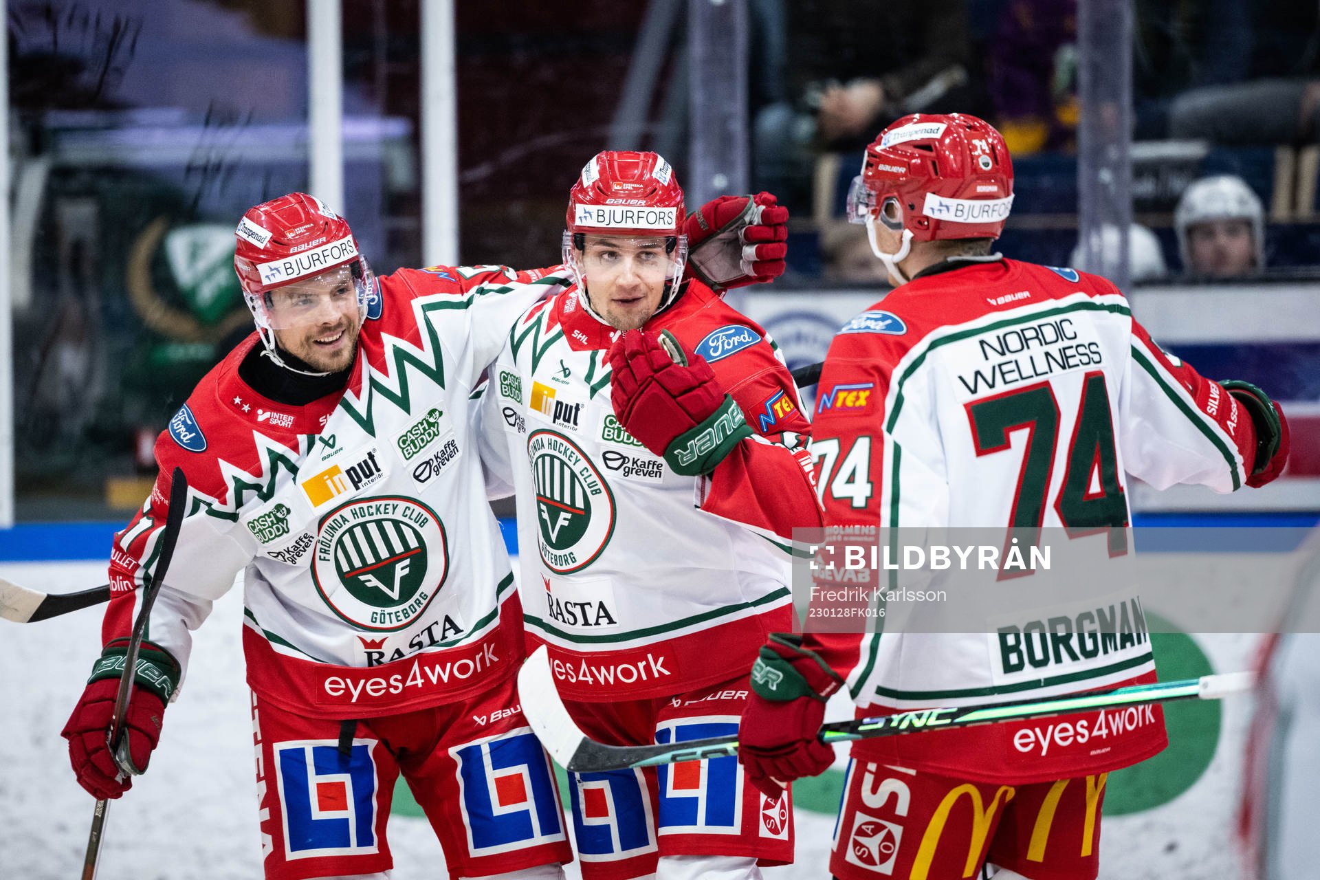 Frölundas Linus Nässen jublar med Mats Rosseli Olsen och