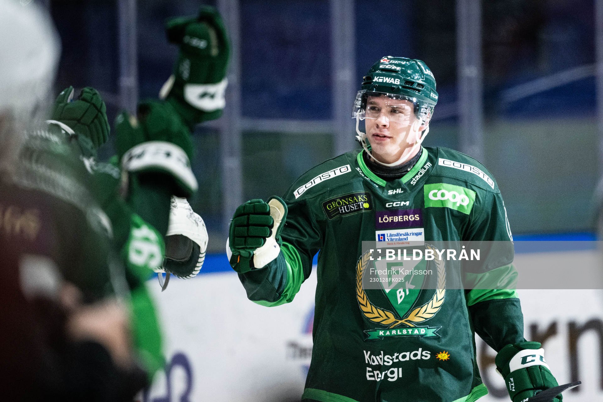 Färjestads Oscar Lawner jublar