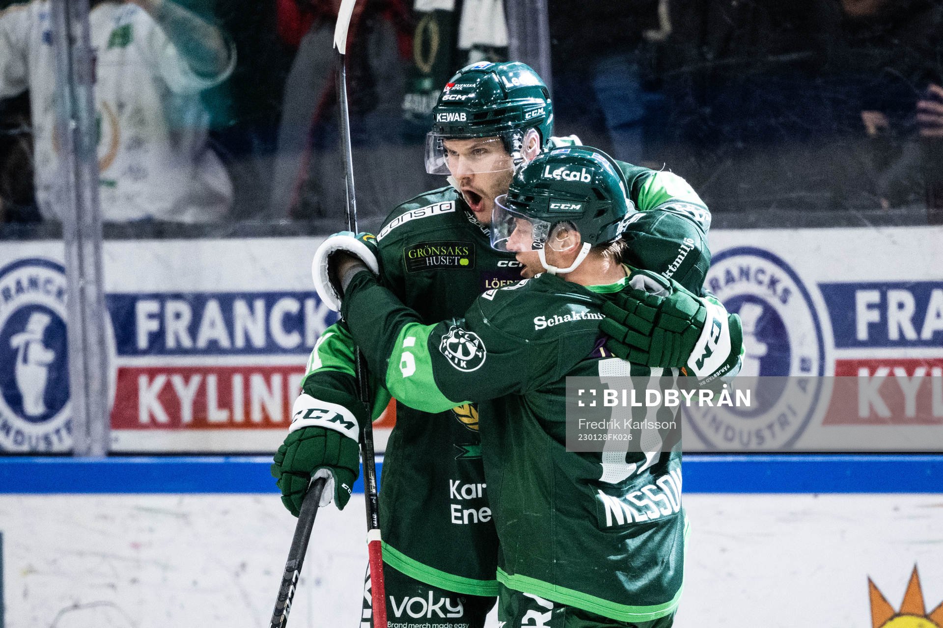 Färjestads Theodor Lennström jublar med Marcus Nilsson