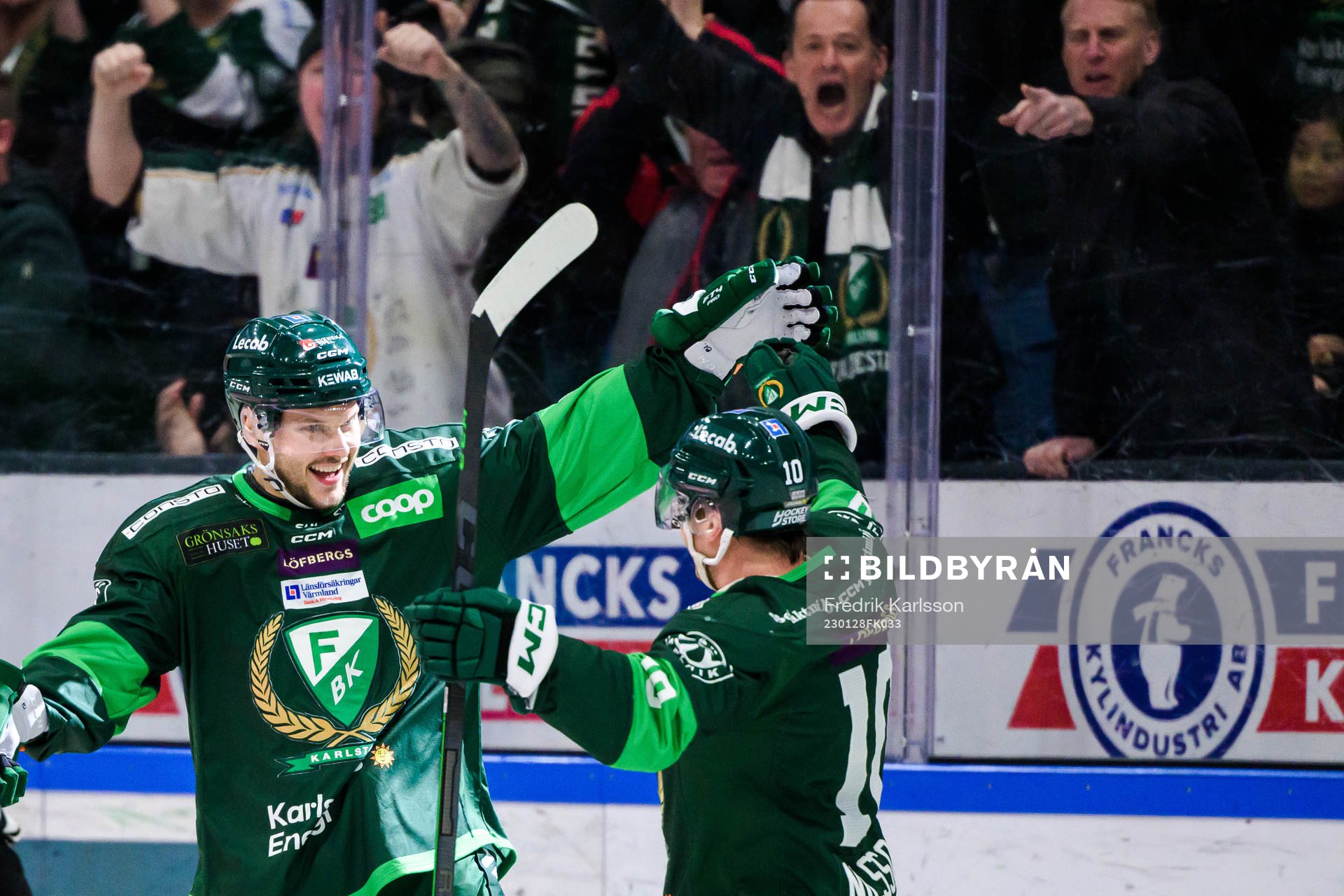 Färjestads Theodor Lennström och Marcus Nilsson jublar