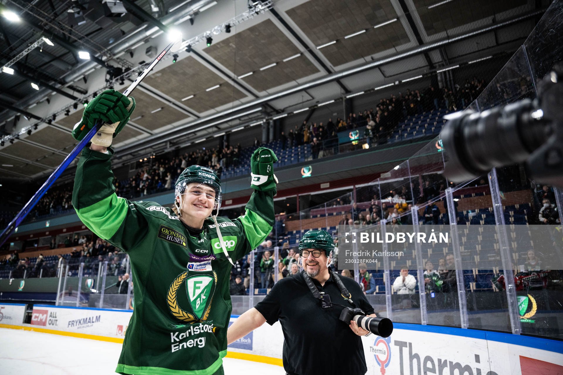 Färjestads Lucas Forsell fotograferas när han jublar