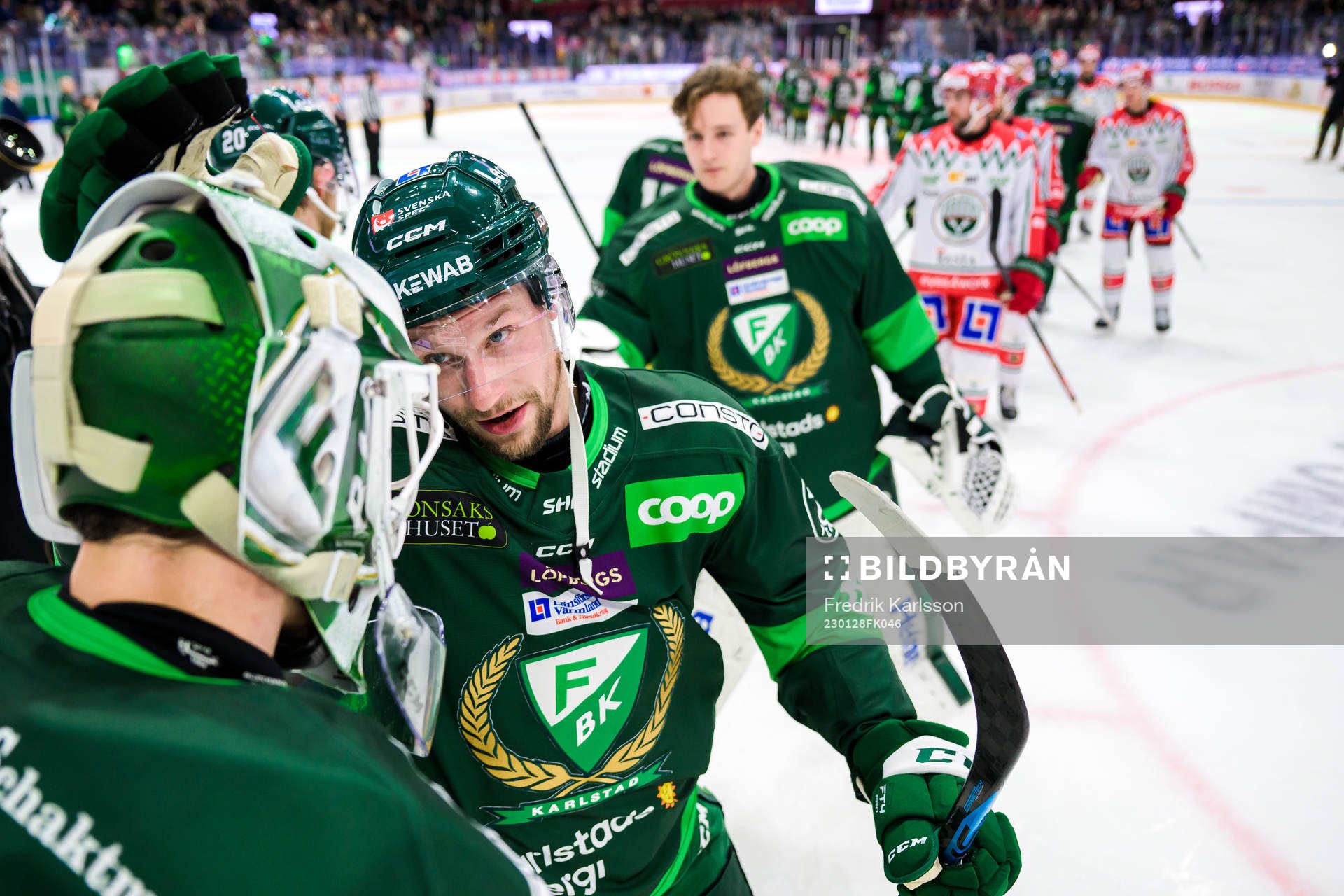 Färjestads målvakt Matthew Tomkins och Jasse Ikonen jublar