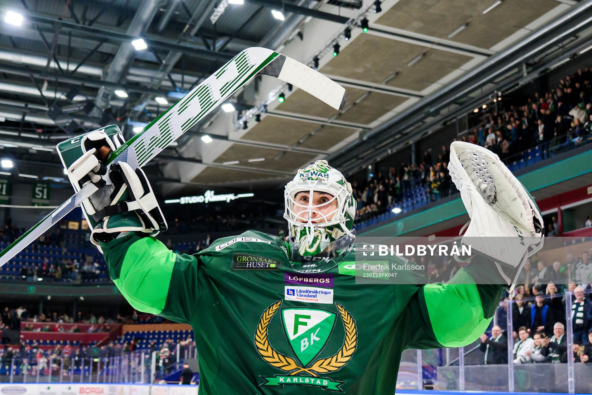 Färjestads målvakt Matthew Tomkins jublar