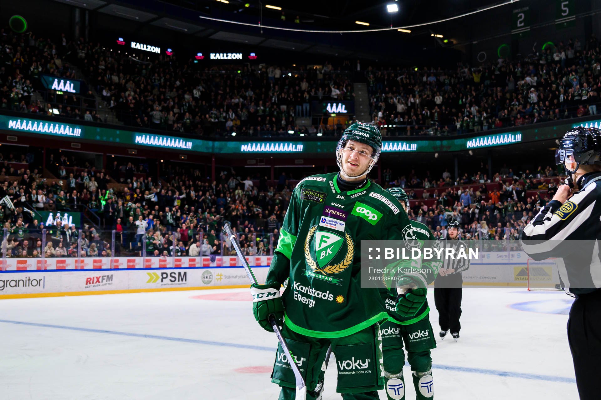Färjestads Eric Engstrand jublar