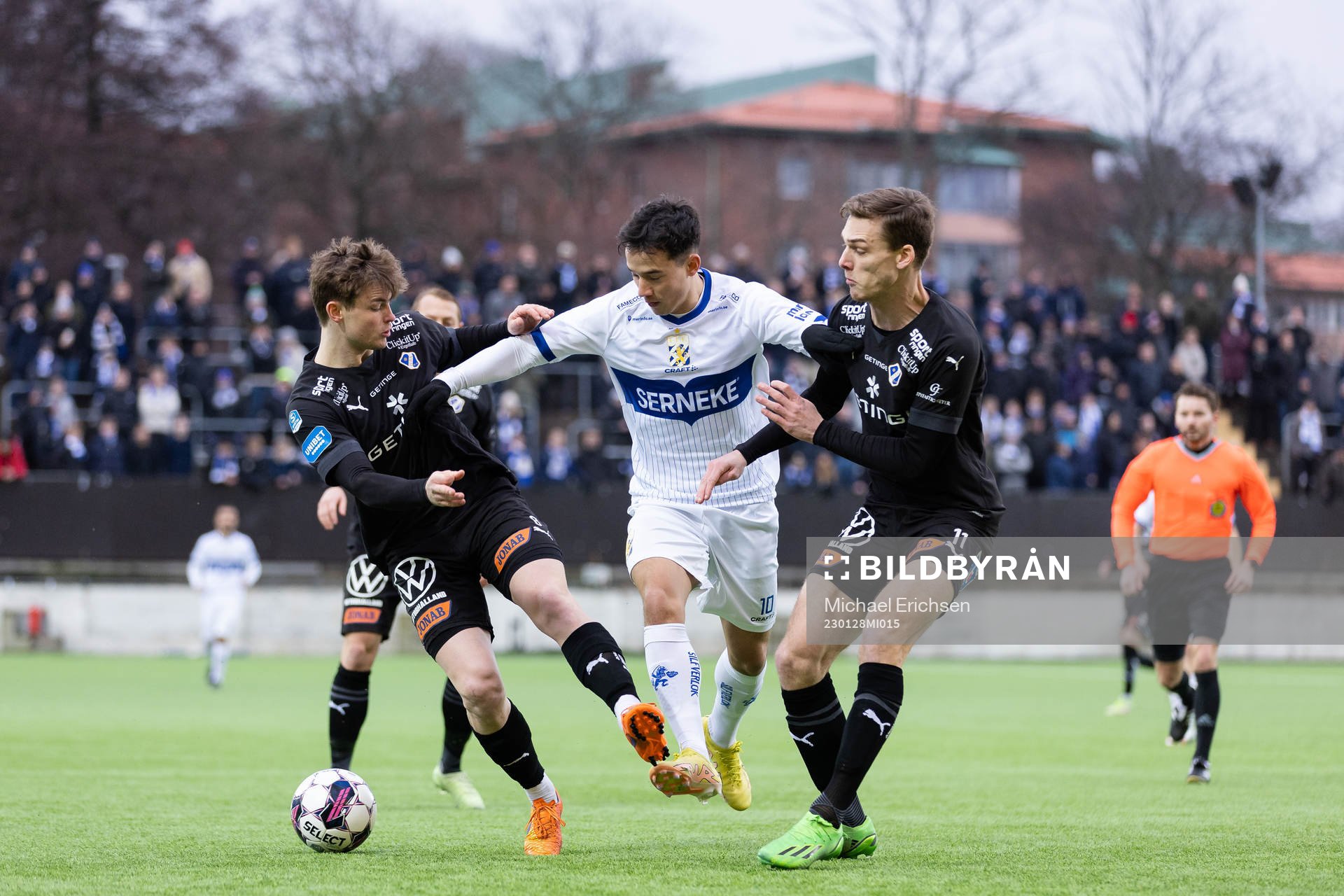 IFK Göteborgs Hussein Carneil mellan Halmstads Jonathan