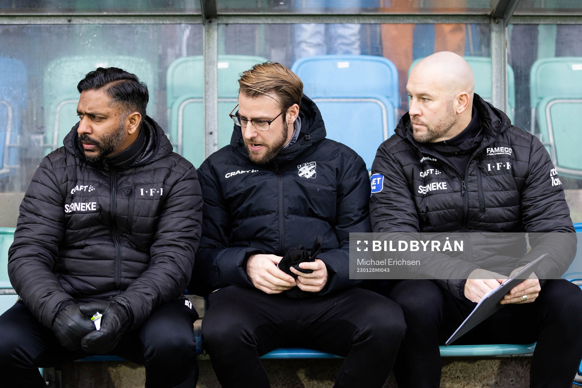 IFK Göteborgs assisterande tränare Alexander Tengryd, assisterande tränare William Lundin och målvaktstränare Lee Baxter under träningsmatchen i fotboll mellan IFK Göteborg och Halmstad den 28 januari 2023 i Göteborg.
