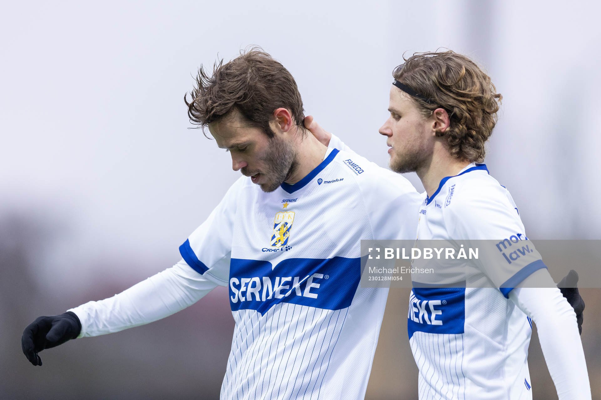 IFK Göteborgs Emil Salomonsson jublar efter 1-1 ihop med Gustaf Norlin under träningsmatchen i fotboll mellan IFK Göteborg och Halmstad den 28 januari 2023 i Göteborg.