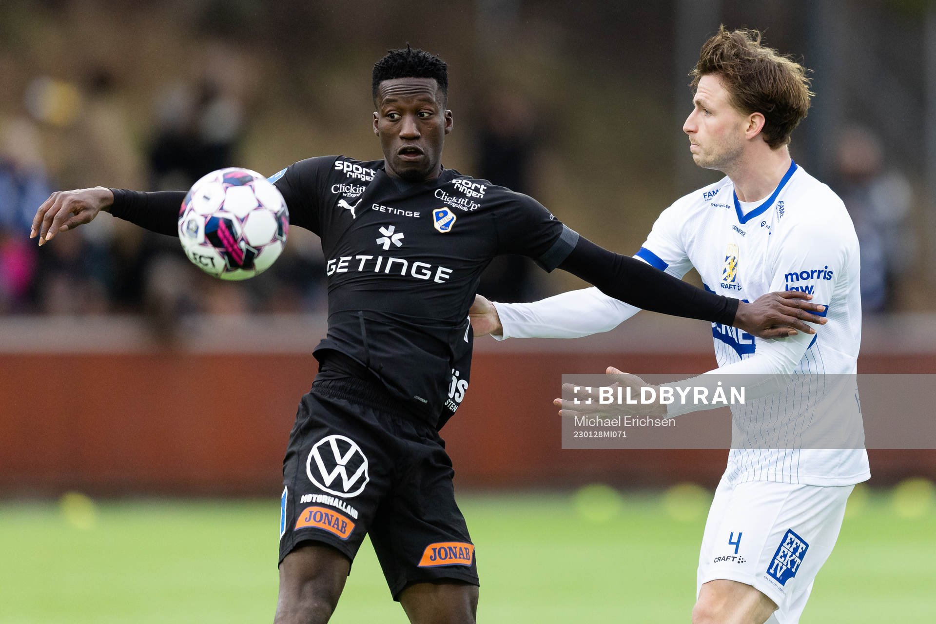 Halmstads Naeem Mohammed och IFK Göteborgs Carl Johansson