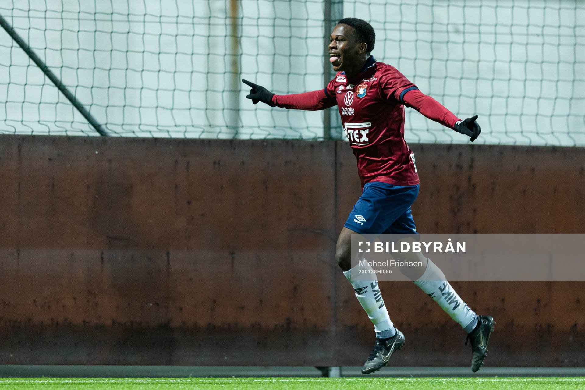 Örgrytes Michael Osayande jublar efter 2-1 under träningsmatchen i fotboll mellan Örgryte och Oddevold den 28 januari 2023 i Göteborg.