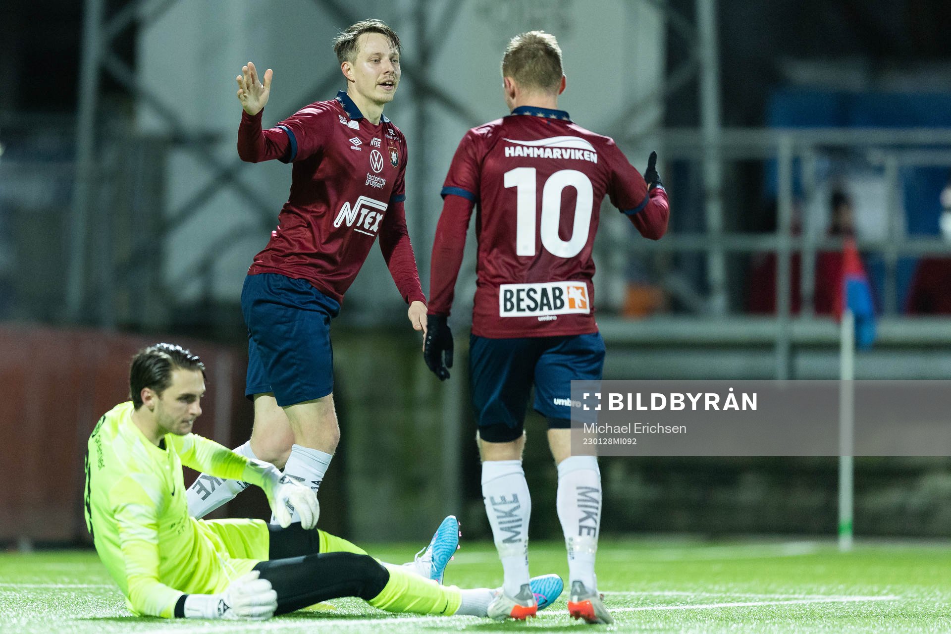 Örgrytes Viktor Lundberg jublar ihop med Nicklas Bärkroth