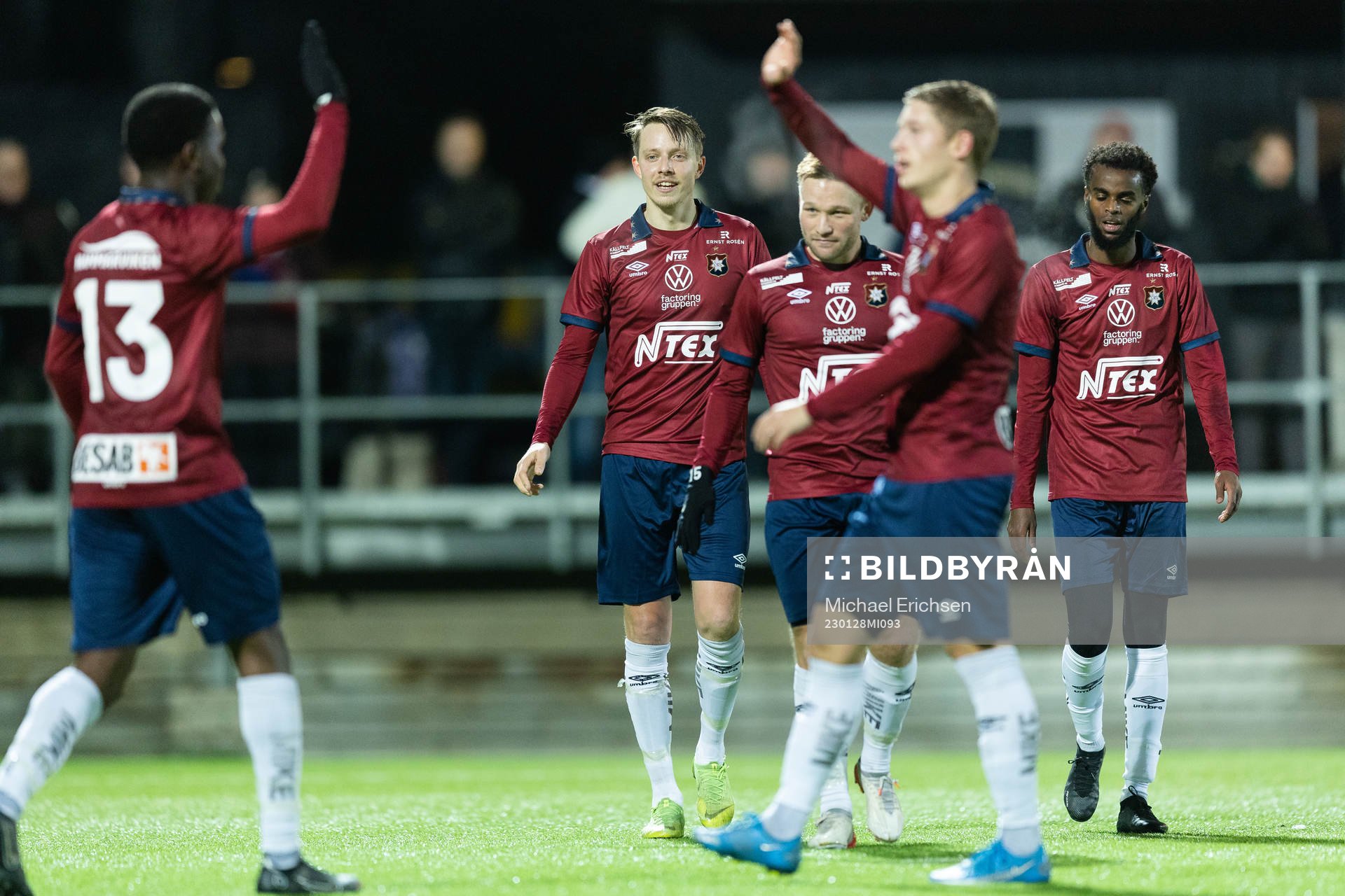Örgrytes Viktor Lundberg jublar ihop med lagkamrater