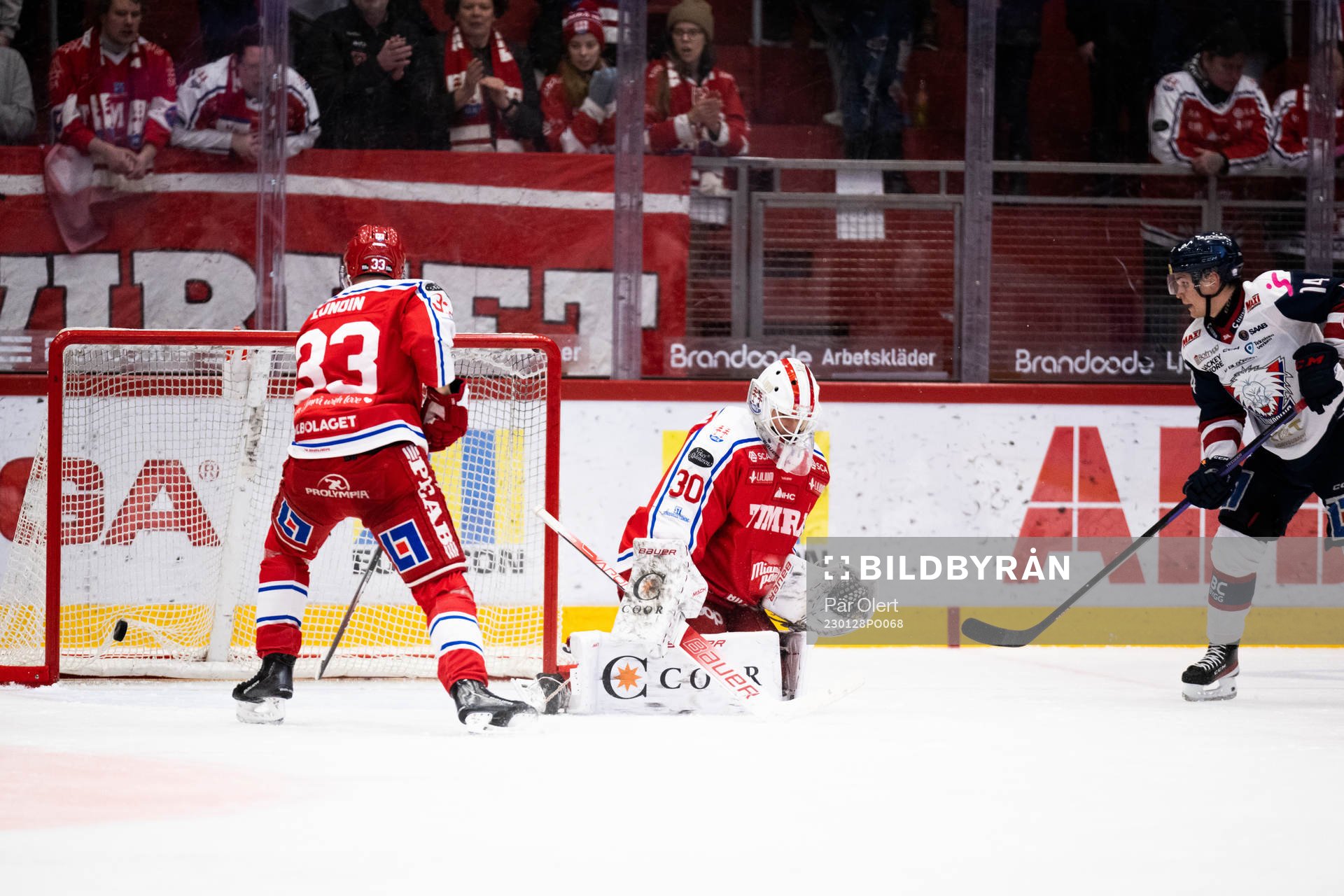 Linköpings John Nyberg (ej i bild) gör 4-1 bakom Timrås